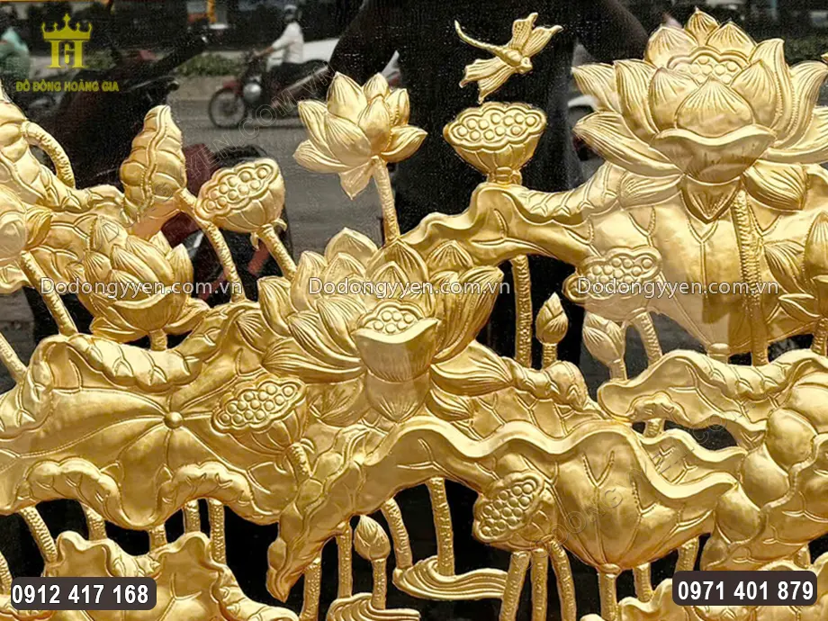 Từng họa tiết hoa văn được dát vàng 9999